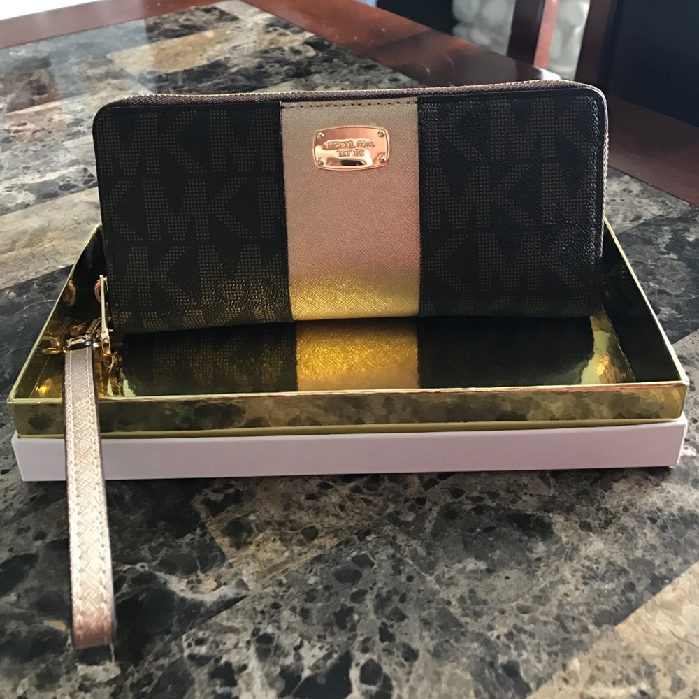 Michael Kors Wallet/Wristlet!